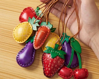 Lindo llavero de cuero hecho a mano con forma de fruta, dije de bolso Kawaii, dije de cereza y fresa para mochila, dije para coche, regalo para ella.