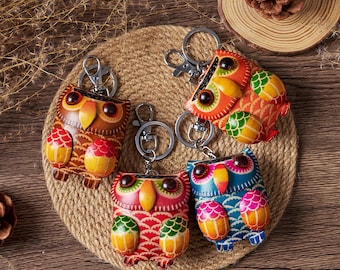 Llavero de búho de cuero artesanal pintado a mano, colgante para bolso estilo boho, regalo original para amantes de los búhos, accesorio hecho a mano.