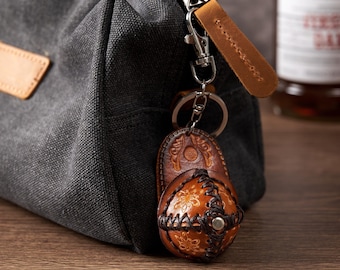 Colgante para bolso con diseño floral tallado, accesorio bohemio para bolso, llavero de gorra de béisbol de cuero trabajado a mano con compartimento secreto, regalo de recuerdo de viaje para los amantes de los viajes.