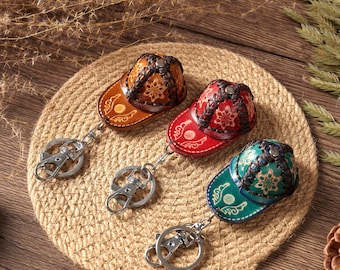 Llavero de gorra de béisbol de cuero repujado a mano con compartimento secreto, dije para bolso con diseño floral tallado, regalo de recuerdo de viaje para amantes de los viajes, accesorio bohemio para bolso