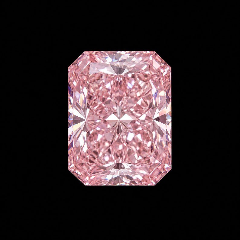 Op de afbeelding: Een roze diamant in radiant-slijpvorm met een rechthoekige vorm en afgeschuinde hoeken. De edelsteen vertoont een levendige, verzadigde roze tint met talloze facetten die complexe lichtreflecties en een schitterend uiterlijk cre&euml;ren.