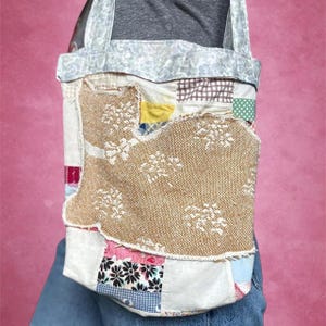 Bolsa de tecido patchwork reciclado com estampa de gato, bolsa de ombro artesanal vintage floral estilo cottagecore.