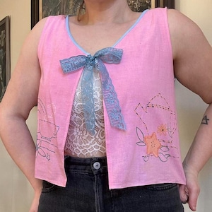 Ręcznie robiona różowa lniana kamizelka z haftowanym dzbankiem do herbaty