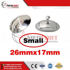 以下が含まれることがあります： 2つの小さな銀色の外科用器具。1つは浅い皿で、もう1つは小さなハンドルが付いています。「Small」という文字が赤い楕円の中にあり、その下に「26mmx17mm」と書かれています。これらの器具はドイツ製のステンレス鋼で作られています。