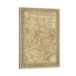 Puede incluir: Una impresi&oacute;n de mapa de estilo vintage titulada "The Lonesome Dove Trail" y "The Comanche Moon Wars". El mapa presenta una representaci&oacute;n detallada de un sendero con varias rutas y detalles geogr&aacute;ficos. La impresi&oacute;n tiene un borde decorativo.