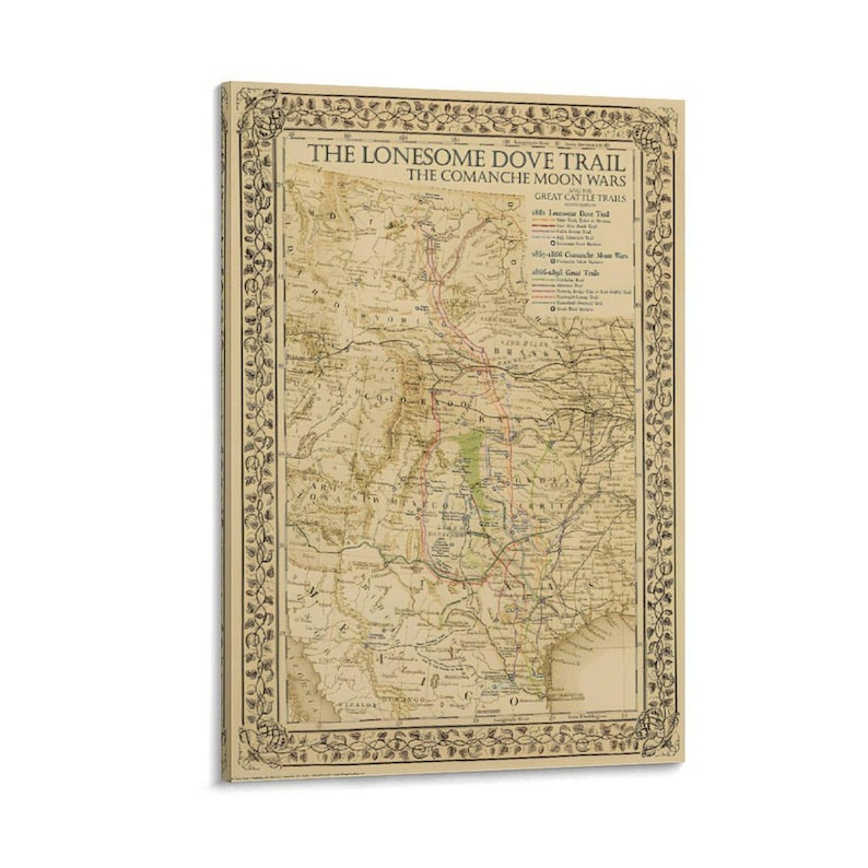 Puede incluir: Una impresi&oacute;n de mapa de estilo vintage titulada "The Lonesome Dove Trail" y "The Comanche Moon Wars". El mapa presenta una representaci&oacute;n detallada de un sendero con varias rutas y detalles geogr&aacute;ficos. La impresi&oacute;n tiene un borde decorativo.