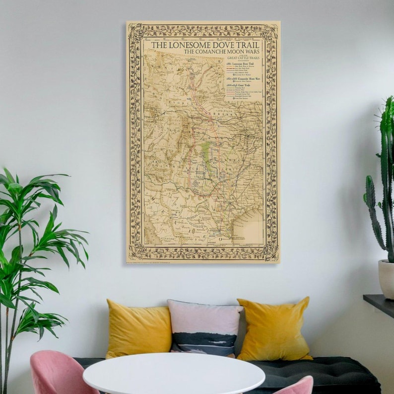 Puede incluir: Una impresi&oacute;n de mapa vintage titulada "The Lonesome Dove Trail The Comanche Moon Wars Great Cattle Trails". El mapa presenta una representaci&oacute;n detallada de una ruta hist&oacute;rica, con un borde decorativo. El mapa se muestra en una pared blanca.