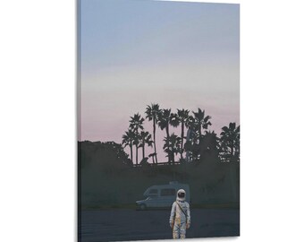 Impresión en lienzo de astronauta surrealista con autocaravana y palmeras al atardecer en tonos pastel. Arte mural costero moderno para dormitorio y sala de estar.