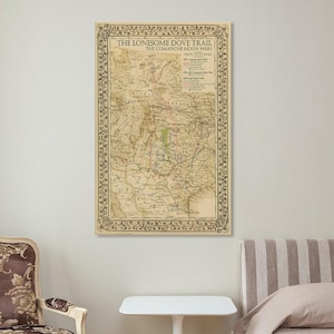 Puede incluir: Un mapa antiguo titulado "The Lonesome Dove Trail" con el texto "The Comanche Moon Wars". El mapa presenta una representaci&oacute;n detallada de una ruta de sendero, con un borde floral decorativo. El mapa se muestra en una pared.