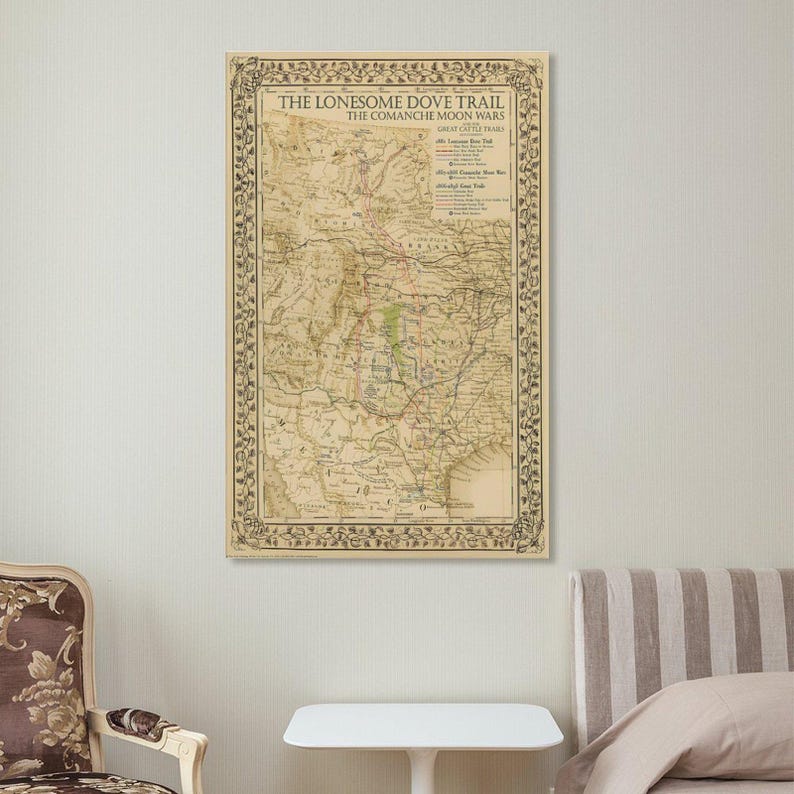 Puede incluir: Un mapa antiguo titulado "The Lonesome Dove Trail" con el texto "The Comanche Moon Wars". El mapa presenta una representaci&oacute;n detallada de una ruta de sendero, con un borde floral decorativo. El mapa se muestra en una pared.