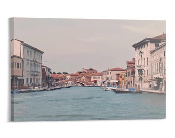 Fotografía de viajes en tonos pastel con canales de Venecia, impresión de paisaje urbano italiano con barcos en el puente, decoración costera vintage para el hogar.