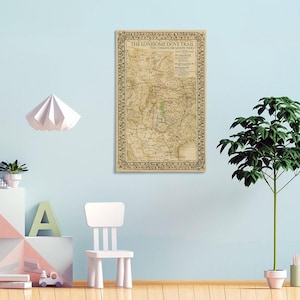 Puede incluir: Un mapa vintage enmarcado titulado "The Lonesome Dove Trail" con cartograf&iacute;a detallada. El mapa presenta un borde decorativo y texto, probablemente representando un sendero hist&oacute;rico. La paleta de colores es principalmente beige y marr&oacute;n.