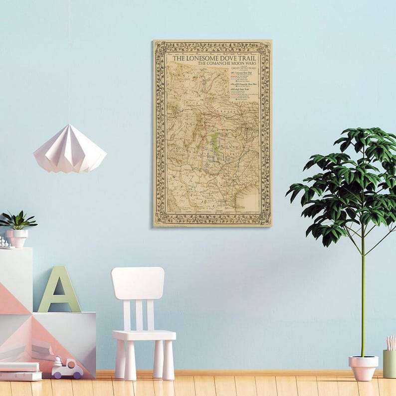 Puede incluir: Un mapa vintage enmarcado titulado "The Lonesome Dove Trail" con cartograf&iacute;a detallada. El mapa presenta un borde decorativo y texto, probablemente representando un sendero hist&oacute;rico. La paleta de colores es principalmente beige y marr&oacute;n.