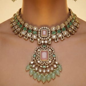 Op Sabyasachi geïnspireerde Kundan-ketting set met oorbellen | Roze stenen bruidschoker | Polki Indiase bruiloftssieraden | Set koninklijke etnische statements