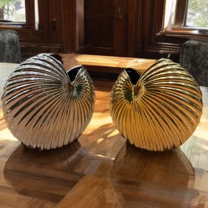 モダンで豪華なメタリック花瓶 – エレガントな家やスタイリッシュな空間のためのゴールドまたはシルバーのリブ付き彫刻装飾