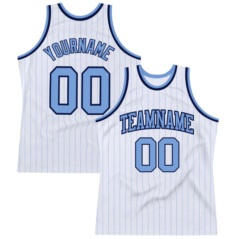Pu&ograve; includere: Due maglie da basket bianche con dettagli azzurri. Ogni maglia ha il numero "00" azzurro e del testo. Una dice "YOURNAME" e l'altra "TEAMNAME". Le maglie hanno delle sottili righe verticali.