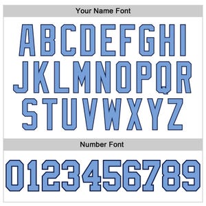 Pu&ograve; includere: Un'esposizione di lettere e numeri a blocchi blu chiaro, con un contorno blu scuro, su sfondo bianco. Il testo include l'alfabeto dalla A alla Z e i numeri da 0 a 9. Sono visibili anche le parole "Your Name Font" e "Number Font".