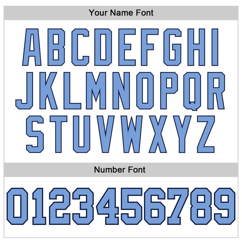 Pu&ograve; includere: Un'esposizione di lettere e numeri a blocchi blu chiaro, con un contorno blu scuro, su sfondo bianco. Il testo include l'alfabeto dalla A alla Z e i numeri da 0 a 9. Sono visibili anche le parole "Your Name Font" e "Number Font".
