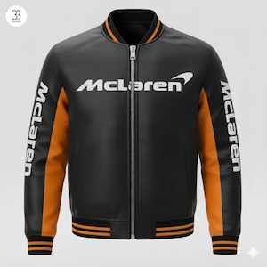 Può includere: Giacca bomber nera con dettagli arancioni e il logo McLaren in bianco. La giacca presenta la scritta "McLaren" stampata verticalmente sulle maniche. Il colletto e i polsini hanno strisce arancioni e nere.