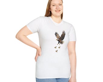 Auffliegender Adler mit fliegenden Spatzen T-Shirt | Realistische Vogel Illustration