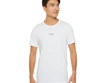 Schauspieler Minimalist Script T-Shirt | T-Shirt, kleiner Brusttext, aus weisser Baumwolle