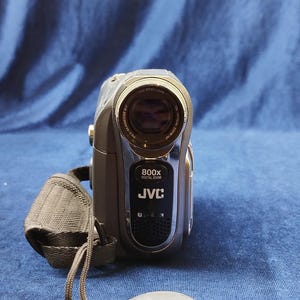 Peut inclure: Ensemble de trois mugs en céramique avec une finition mate et mouchetée. Les mugs sont dans des tons crème, gris clair et gris foncé. Chaque mug a un design simple et minimaliste, idéal pour le café ou le thé.