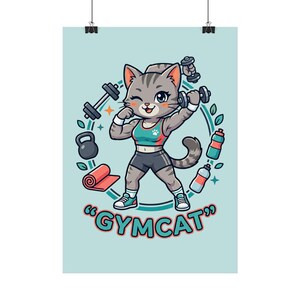 Könnte beinhalten: Ein Poster mit einer Cartoon-Katze, die Gewichte hebt, umgeben von Fitnessgeräten. Die Katze trägt einen türkisfarbenen und roten Sport-BH und schwarze Shorts. Der Text "GYMCAT" steht unten in Türkis und Pink.