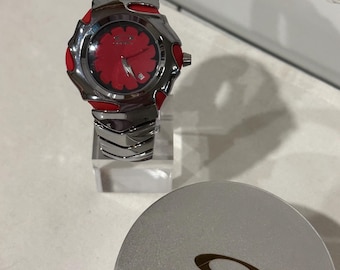 Custom Oakley Y2K Futuristische Metallarmbanduhr mit rotem Zifferblatt und glänzendem Armband in Silberrot