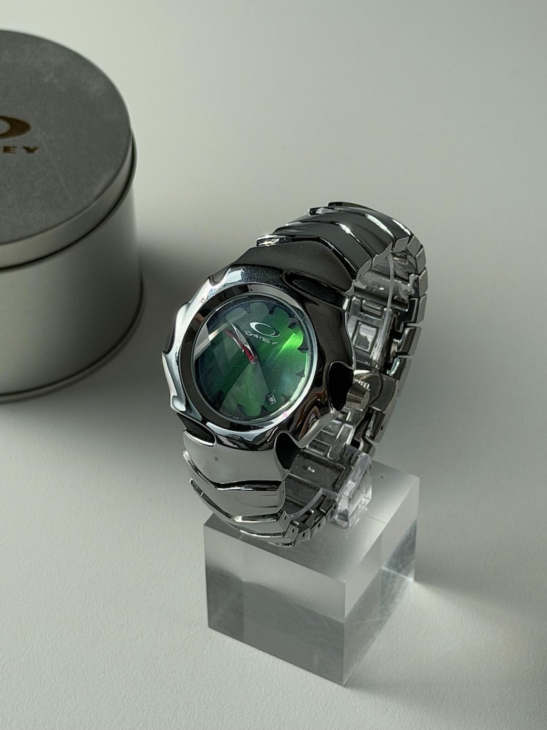 Orologio da polso Oakley Y2K futuristico personalizzato con quadrante verde immagine 2