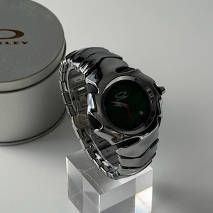 Orologio da polso Oakley Y2K futuristico personalizzato con quadrante verde immagine 4