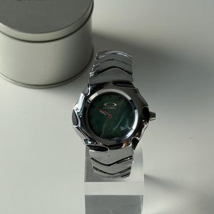 Orologio da polso Oakley Y2K futuristico personalizzato con quadrante verde immagine 1