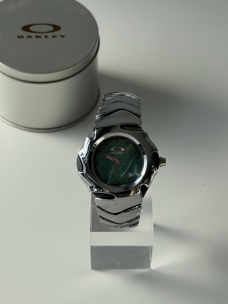 Orologio da polso Oakley Y2K futuristico personalizzato con quadrante verde immagine 1