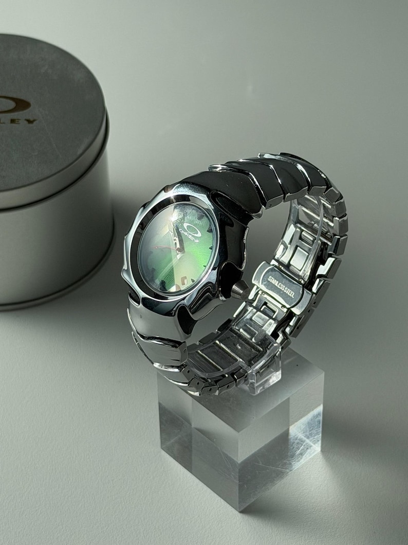 Orologio da polso Oakley Y2K futuristico personalizzato con quadrante verde immagine 3