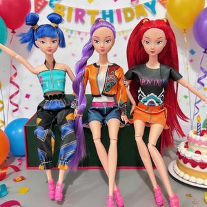 Op de afbeelding: Drie modepoppen met blauw, paars en rood haar poseren voor een verjaardagsbanner en ballonnen. De poppen dragen stijlvolle outfits, waaronder een turquoise top, een oranje jas en een zwart T-shirt. Op de achtergrond is een verjaardagstaart met brandende kaarsen te zien.