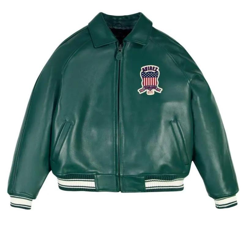 Może przedstawiać: Zielona sk&oacute;rzana kurtka z zapięciem na zamek błyskawiczny, kołnierzem i naszywką na piersi. Kurtka ma biało-czarne paski na mankietach i w pasie. Naszywka przedstawia wz&oacute;r tarczy z czerwono-białymi paskami i napisem "AVIREX".