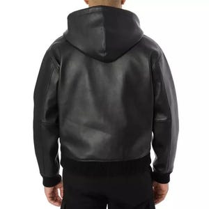 Pu&ograve; includere: Un set di tre tazze in ceramica con una glassa screziata color crema. Ogni tazza presenta un diverso disegno dipinto a mano: una foglia blu e verde, un fiore giallo e una bacca rossa. Le tazze hanno una forma semplice e arrotondata.