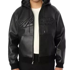 Pu&ograve; includere: Un cartello in legno rustico con la scritta "Welcome to our home" in lettere bianche. Il cartello presenta una finitura invecchiata e un design semplice e invitante, per l'ingresso.