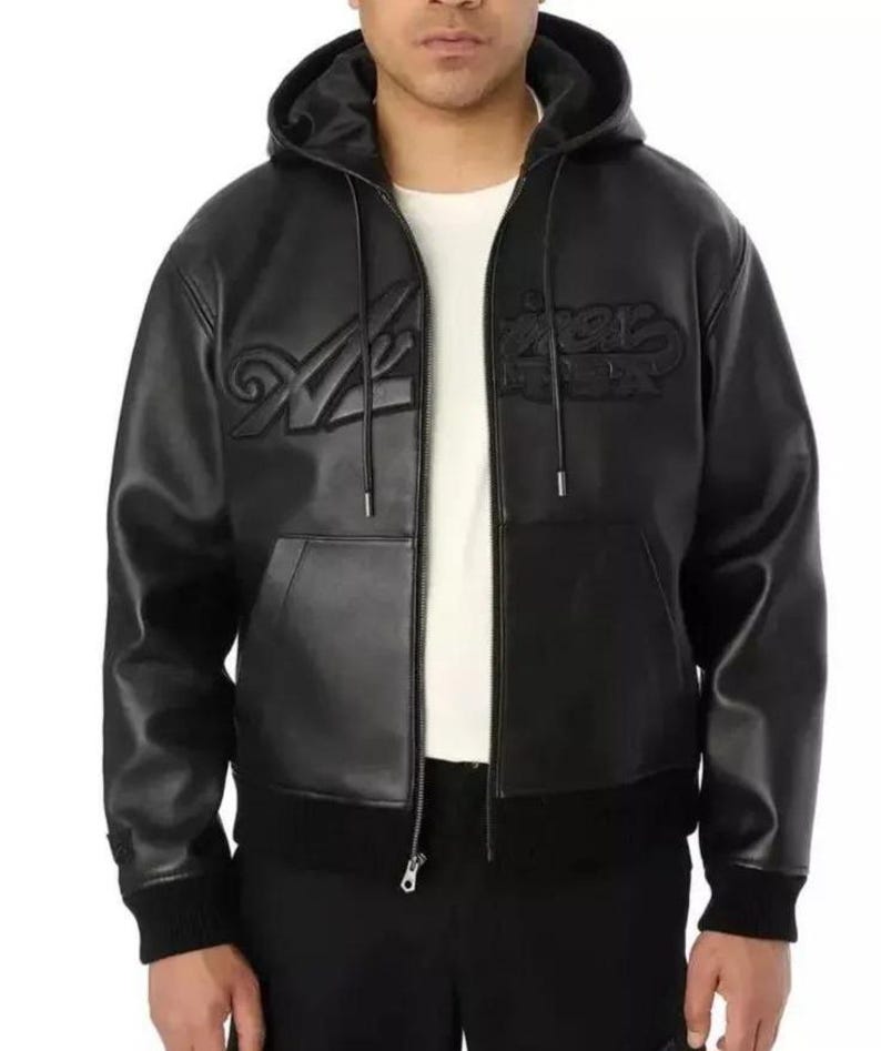 Pu&ograve; includere: Un cartello in legno rustico con la scritta "Welcome to our home" in lettere bianche. Il cartello presenta una finitura invecchiata e un design semplice e invitante, per l'ingresso.