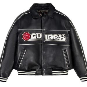 Peut inclure: Une veste universitaire en cuir noir avec un col, une fermeture &agrave; boutons-pression et des poignets et un ourlet c&ocirc;tel&eacute;s ray&eacute;s. La poitrine pr&eacute;sente un motif de ballon de basket rouge &agrave; c&ocirc;t&eacute; du texte blanc "MAVERICK" en lettres grasses.