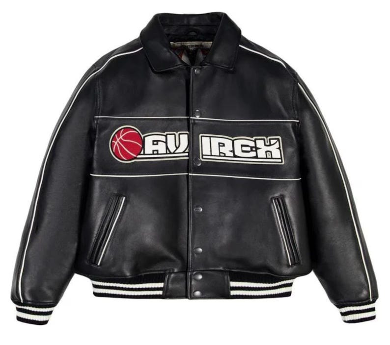 Peut inclure: Une veste universitaire en cuir noir avec un col, une fermeture &agrave; boutons-pression et des poignets et un ourlet c&ocirc;tel&eacute;s ray&eacute;s. La poitrine pr&eacute;sente un motif de ballon de basket rouge &agrave; c&ocirc;t&eacute; du texte blanc "MAVERICK" en lettres grasses.
