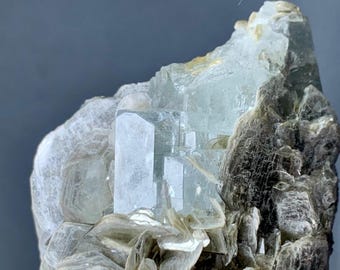Cristal de aguamarina natural de 103 g con moscovita de Pakistán / Ejemplar mineral de berilo azul