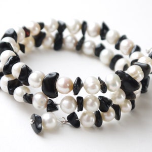 pearl black onyx bangle bracelet - ivory white freshwater pearl & black onyx gemstone chips cuff coil