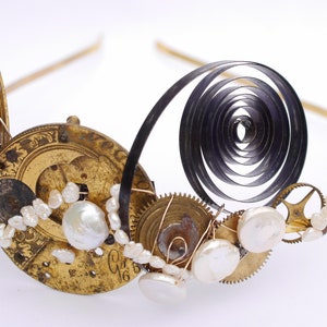 explotado reloj tiara steampunk oro latón y perlas cabeza nupcial diaból boda diadema oOAK