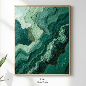 Puede incluir: Impresión artística abstracta con un diseño texturizado y en capas en tonos verdes y un toque de dorado. La obra de arte está enmarcada en un marco de madera clara. El texto "RSM Digital Prints" está en la parte inferior.