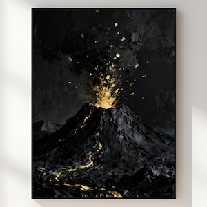 Puede incluir: Impresión artística enmarcada en negro que representa una erupción volcánica. La obra presenta un volcán oscuro y texturizado con flujos de lava dorados y una erupción dorada sobre un fondo oscuro. El texto "RSM Digital Prints" está en la parte inferior.