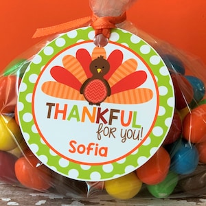 Op de afbeelding: Een groene en witte stippenronde tag met een Thanksgiving-kalkoenontwerp. De tag zegt "Thankful for you!" en heeft de naam "Sofia" eronder gedrukt.