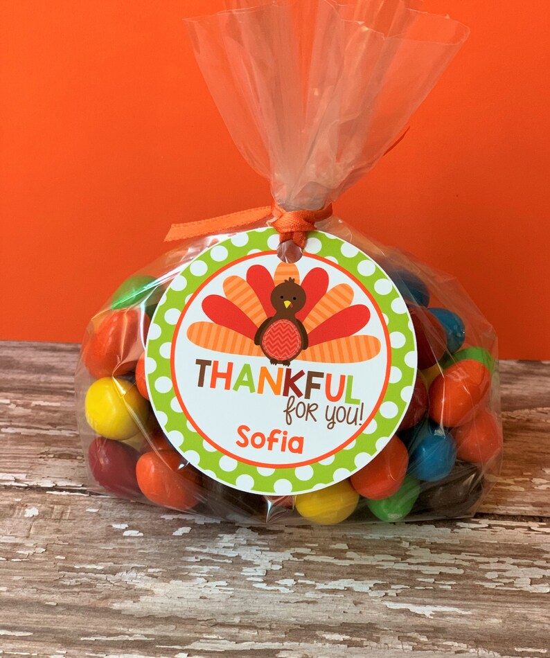 Op de afbeelding: Een groene en witte stippenronde tag met een Thanksgiving-kalkoenontwerp. De tag zegt "Thankful for you!" en heeft de naam "Sofia" eronder gedrukt.