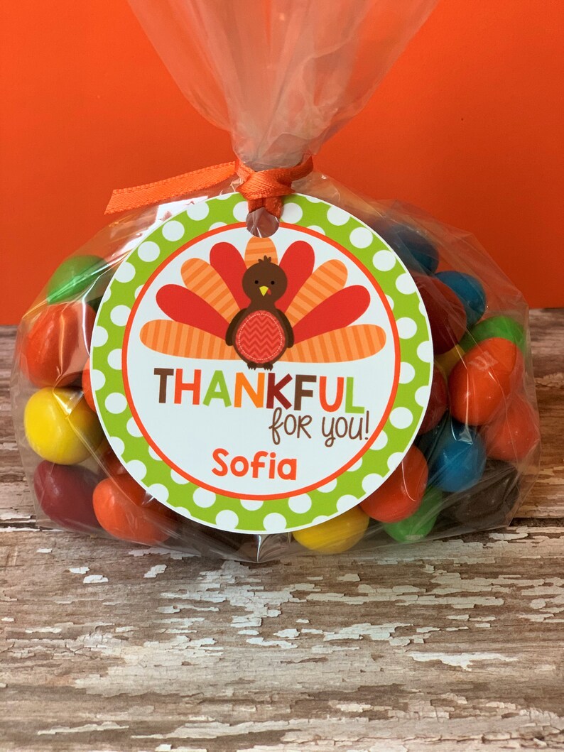 Op de afbeelding: Een ronde groene en witte tag met een Thanksgiving-kalkoenontwerp. De tag zegt "Thankful for you!" en "Sofia".