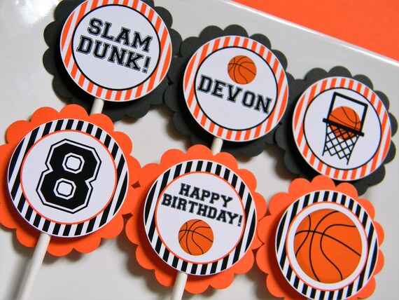 3-stöckiger Basketball-Cupcake-Ständer – MVP-Design, Gelb/lila, Für Geburtstags-Party-Deko, Pappe, 50,5 Cm Hoch
