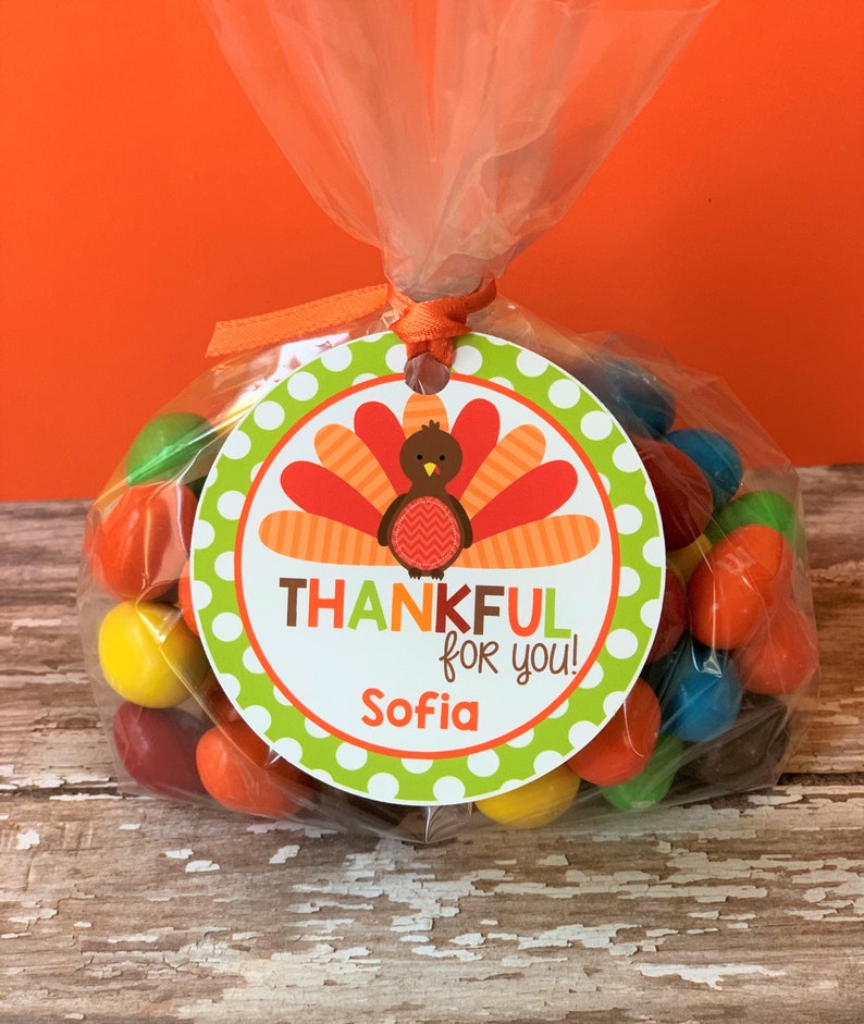 Op de afbeelding: Een groene en witte ronde sticker met stippen met een Thanksgiving-kalkoenillustratie. De sticker zegt "Thankful for you!" en "Sofia".